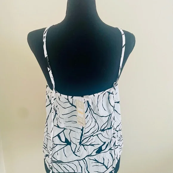 Elegant Black and White Leaf Print Camisole - Picture 2 of 3